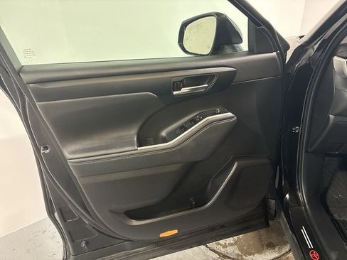 Used 2023 Toyota Highlander L image 11