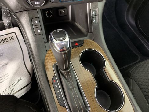 Used 2019 GMC Acadia SLE image 25