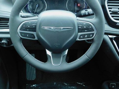 Used 2025 Chrysler Pacifica Select w/ Uconnect Theater Family Group FWD image 7