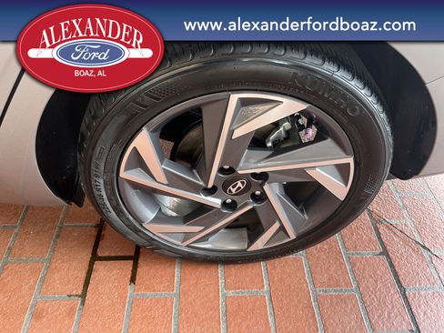 Used 2025 Hyundai Elantra Limited image 8