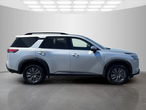 Used 2025 Nissan Pathfinder SV image 3