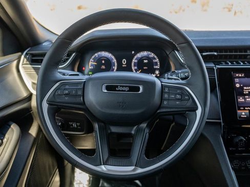 Used 2025 Jeep Grand Cherokee L Altitude image 22