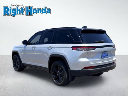 Used 2024 Jeep Grand Cherokee Limited w/ Luxury Tech Group II RWD image 4