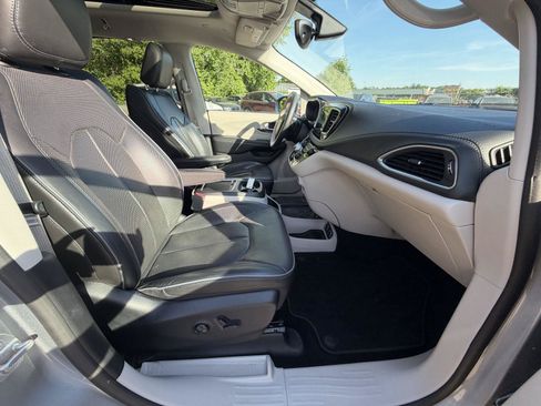 Used 2019 Chrysler Pacifica Limited FWD image 33