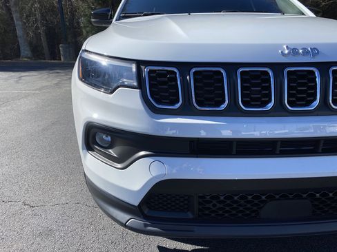 Used 2024 Jeep Compass Latitude image 14