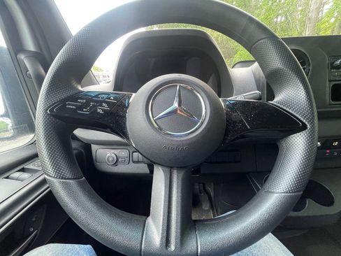 Used 2025 Mercedes-Benz Sprinter 2500 image 11