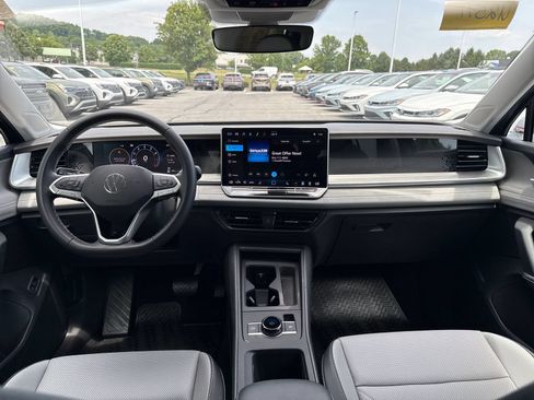 Certified 2025 Volkswagen Tiguan SE AWD/4WD image 13