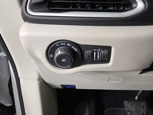 Used 2024 Chrysler Pacifica Touring-L image 20