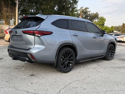 Used 2024 Toyota Highlander XLE FWD image 5