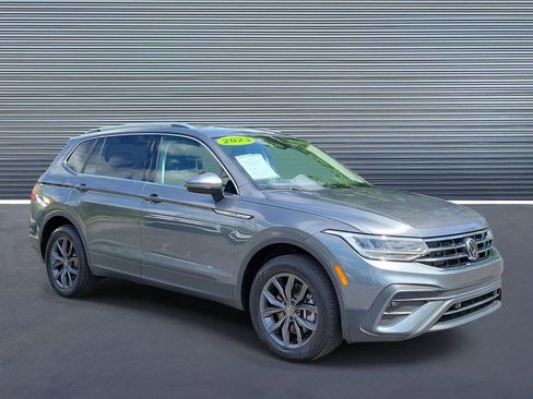 Used 2023 Volkswagen Tiguan SE image 2