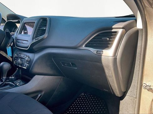 Used 2019 Jeep Cherokee Latitude w/ Cold Weather Group image 17