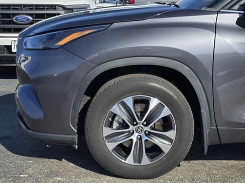 Used 2023 Toyota Highlander XLE image 7