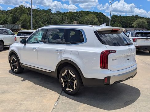 Used 2025 Kia Telluride S FWD image 3