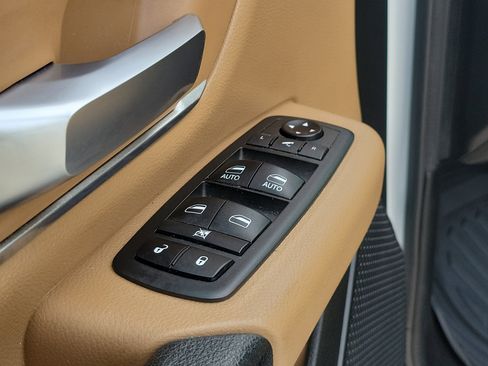 Used 2019 RAM 1500 Classic SLT w/ Luxury Group image 16