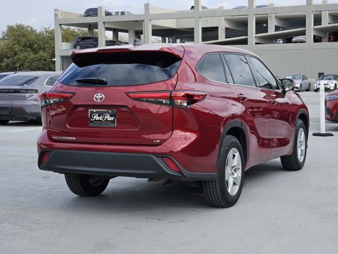 Used 2022 Toyota Highlander LE image 9