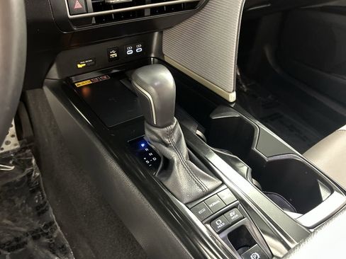 Used 2025 Toyota Camry SE w/ Convenience Package image 16