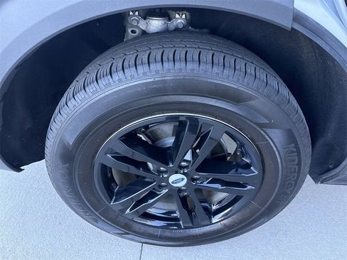 Used 2024 Ford Explorer XLT image 18