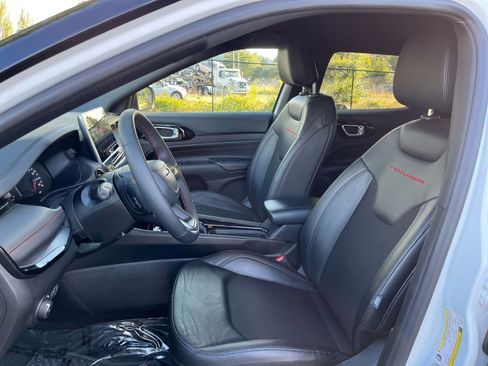 Used 2025 Jeep Compass Trailhawk image 37