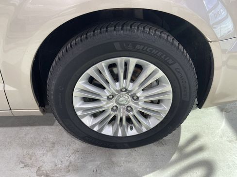 Used 2015 Chrysler Town & Country Limited Platinum image 10