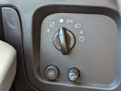 Used 2004 Chevrolet Express 1500 RWD image 23