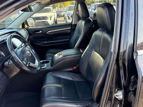 Used 2018 Toyota Highlander SE w/ Carpet Mat Package (TMS) AWD/4WD image 11