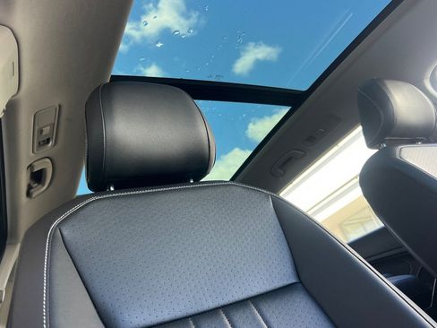 Used 2022 Volkswagen Tiguan SE w/ Panoramic Sunroof Package image 17