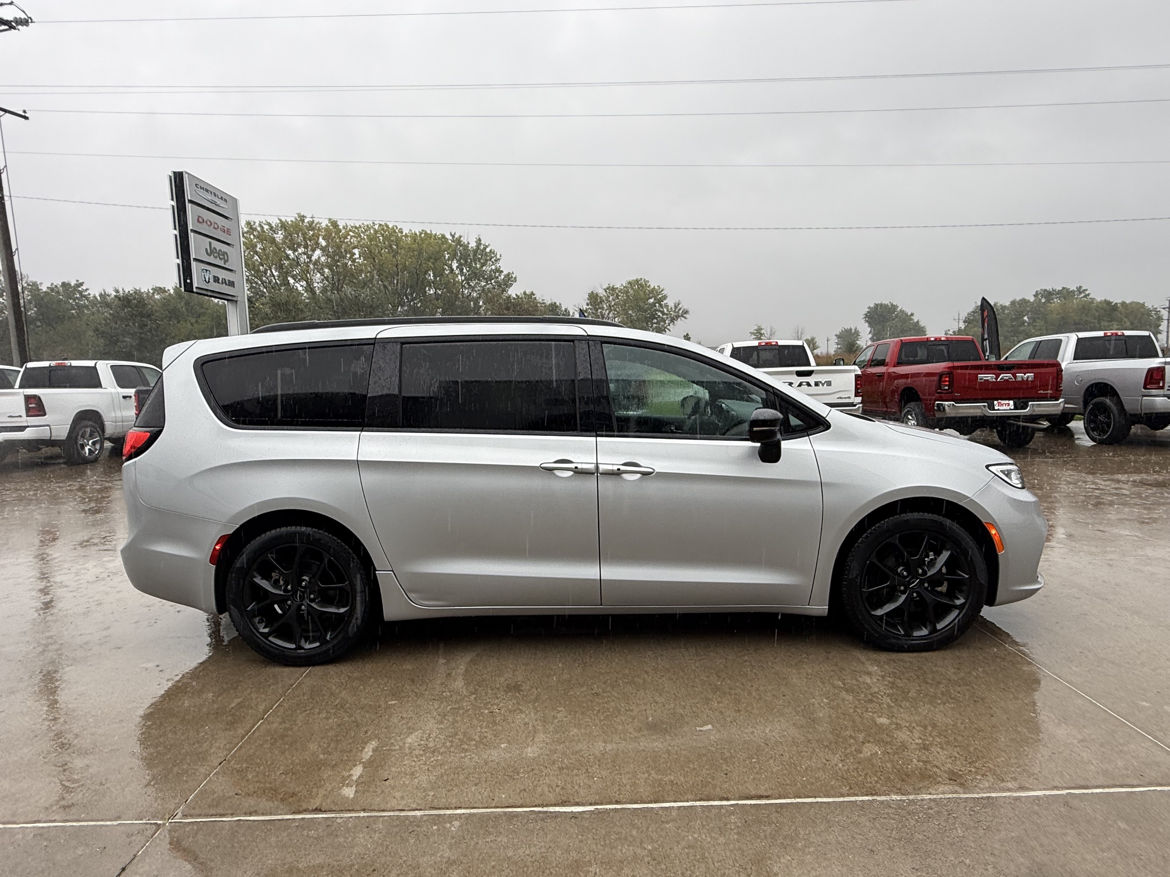 Used 2024 Chrysler Pacifica Touring-L w/ S Appearance Package FWD image 34