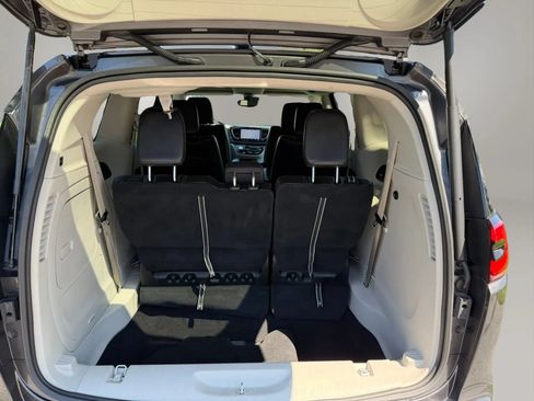 Used 2023 Chrysler Pacifica Touring-L w/ Uconnect Theater Family Group FWD image 34