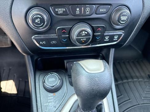 Used 2016 Jeep Cherokee Latitude w/ Comfort/Convenience Group AWD/4WD image 11