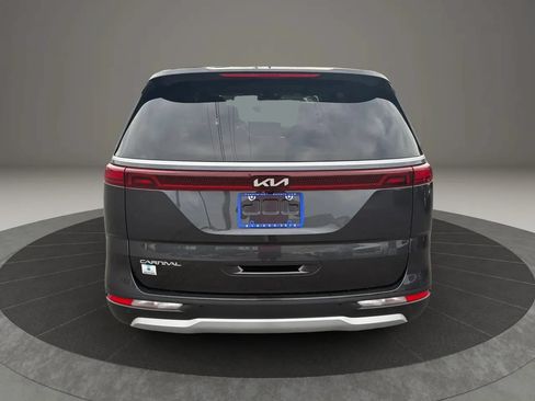Used 2024 Kia Carnival LX FWD image 4