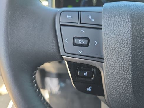 Used 2025 Toyota Camry SE w/ Convenience Package FWD image 16