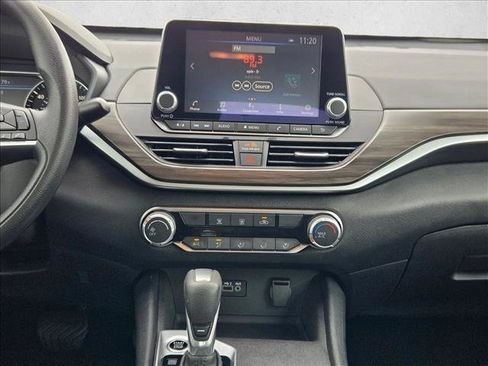 Used 2025 Nissan Altima 2.5 SV FWD image 14