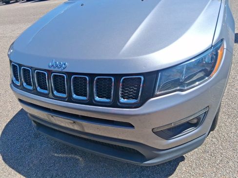 Used 2019 Jeep Compass Latitude w/ Cold Weather Group FWD image 2