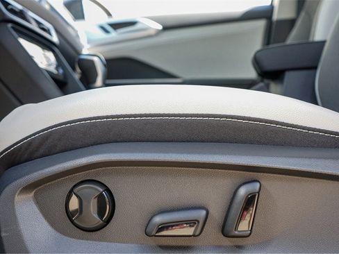 New 2025 Volkswagen Taos SE image 18