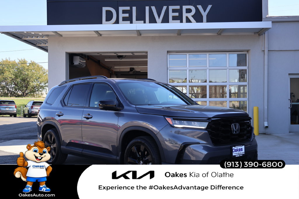Used 2025 Honda Pilot Black Edition image 1