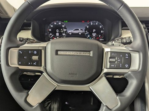Used 2025 Land Rover Discovery S image 18