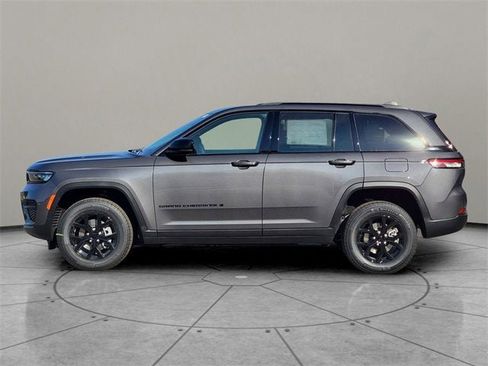 New 2025 Jeep Grand Cherokee Altitude image 9