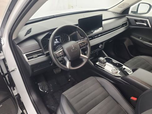 Used 2025 Mitsubishi Outlander SE image 24