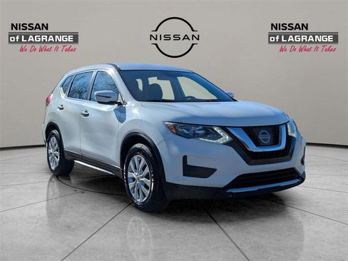 Used 2017 Nissan Rogue S image 3