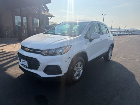 Used 2021 Chevrolet Trax LS AWD/4WD image 2