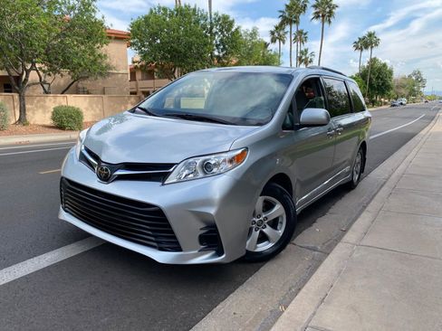 Used 2020 Toyota Sienna LE w/ LE Preferred Package image 18