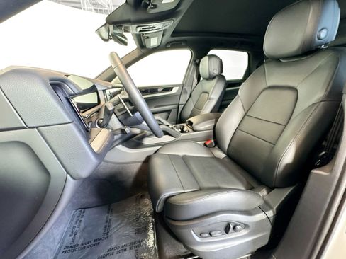 Certified 2025 Porsche Cayenne image 5