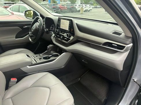 Used 2022 Toyota Highlander XLE AWD/4WD image 11