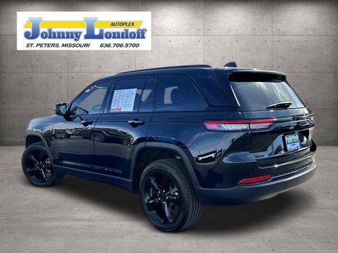 Used 2023 Jeep Grand Cherokee Altitude image 3