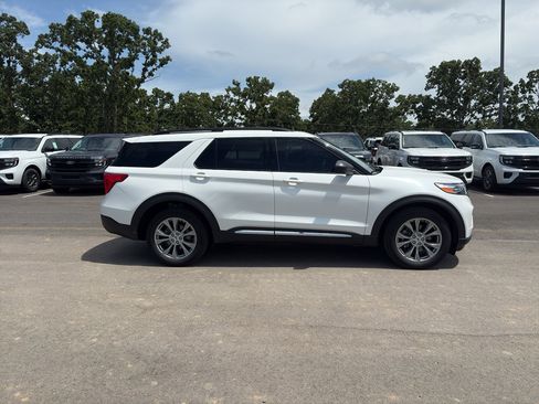 Used 2023 Ford Explorer XLT w/ Equipment Group 202A AWD/4WD image 5