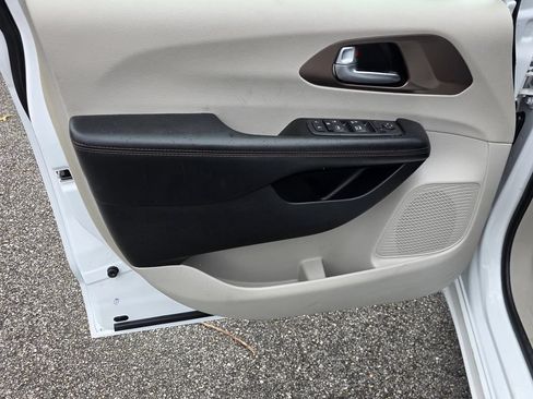 Used 2019 Chrysler Pacifica Touring-L FWD image 34