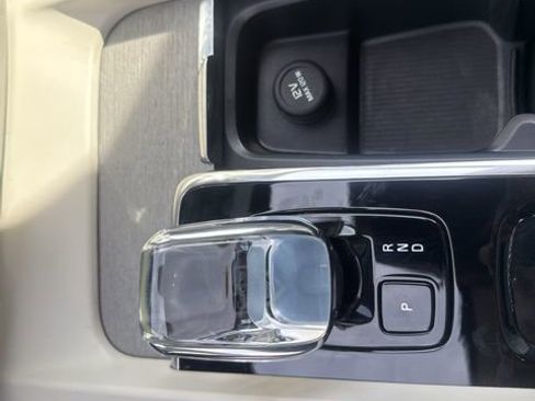 Used 2023 Volvo XC60 T8 Ultimate image 21