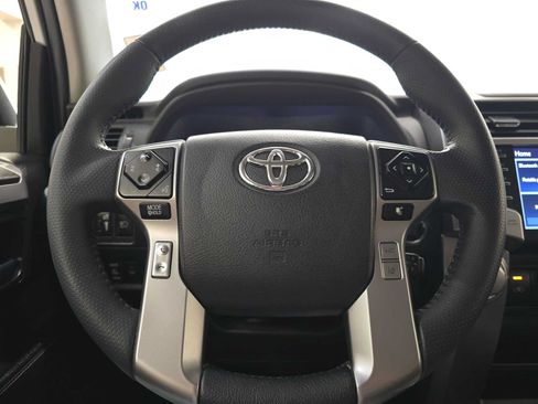 Certified 2022 Toyota 4Runner SR5 AWD/4WD image 11