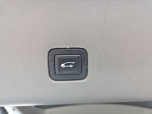 Used 2021 Chevrolet Traverse LT w/ LT Premium Package FWD image 9