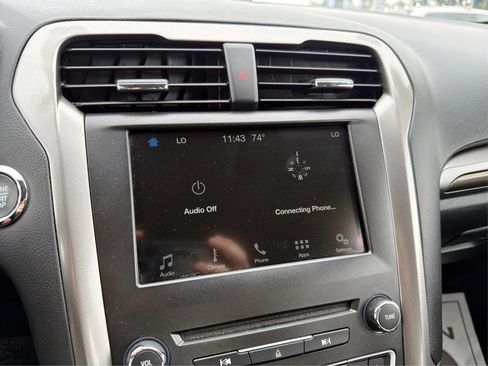 Used 2018 Ford Fusion SE w/ Fusion SE Technology Package FWD image 17